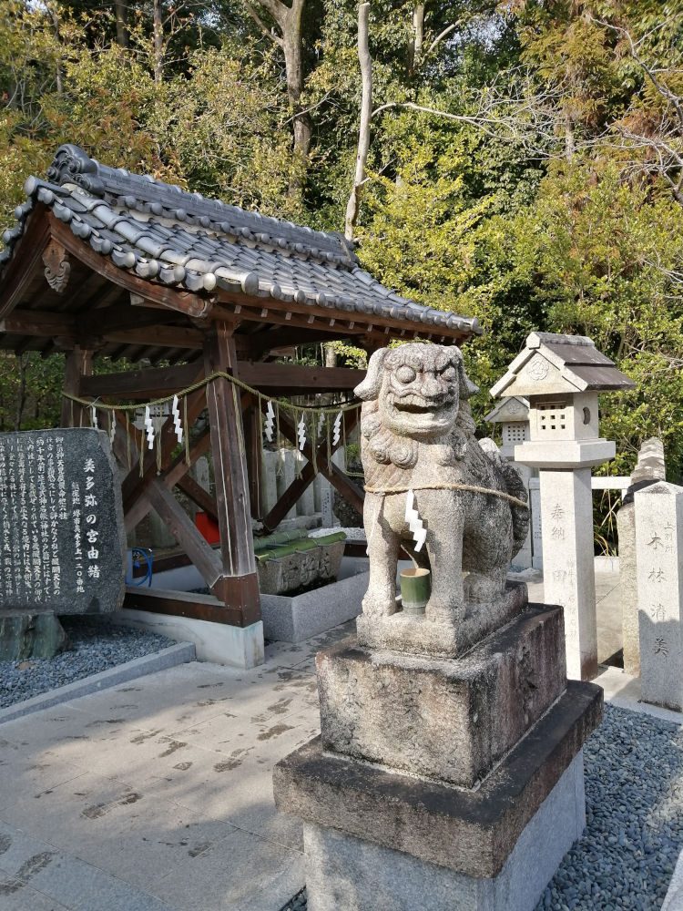 美多彌神社　狛犬と手水舎